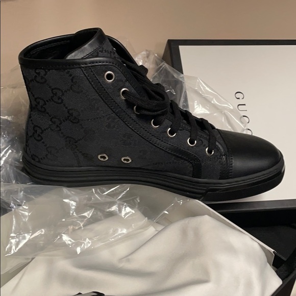 Brand new Gucci sneaker. Never worn display picture 3